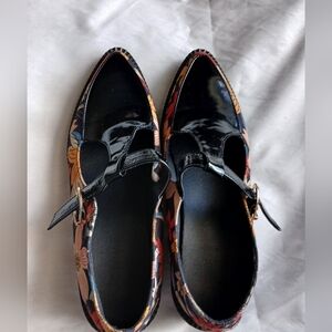 Women's Pointed-toe Floral Print Mary Jane Patent Leather Loafers.